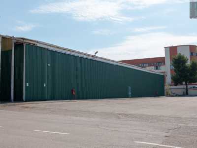 Nei pressi dei palazzi si trova una zona molto ampia, in cui sono alloggiati diversi hangar, gli stessi che venivano utilizzati un tempo per il ricovero e la manutenzione dei velivoli